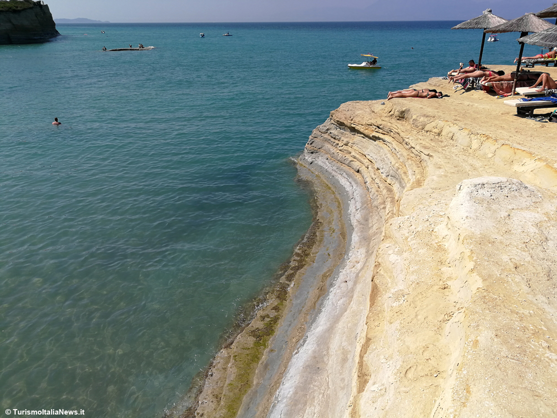 La magia della spiaggia tra Sidari e Perouladеs sull’Isola di Corfù: è questa la Grecia che ti aspetti (e molto altro)