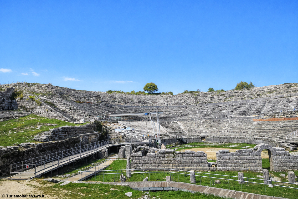 Grecia, l’Oracolo di Dodona parla ancora una volta: il fruscío della quercia sacra conquista i viaggiatori di oggi nell’Epiro di ieri