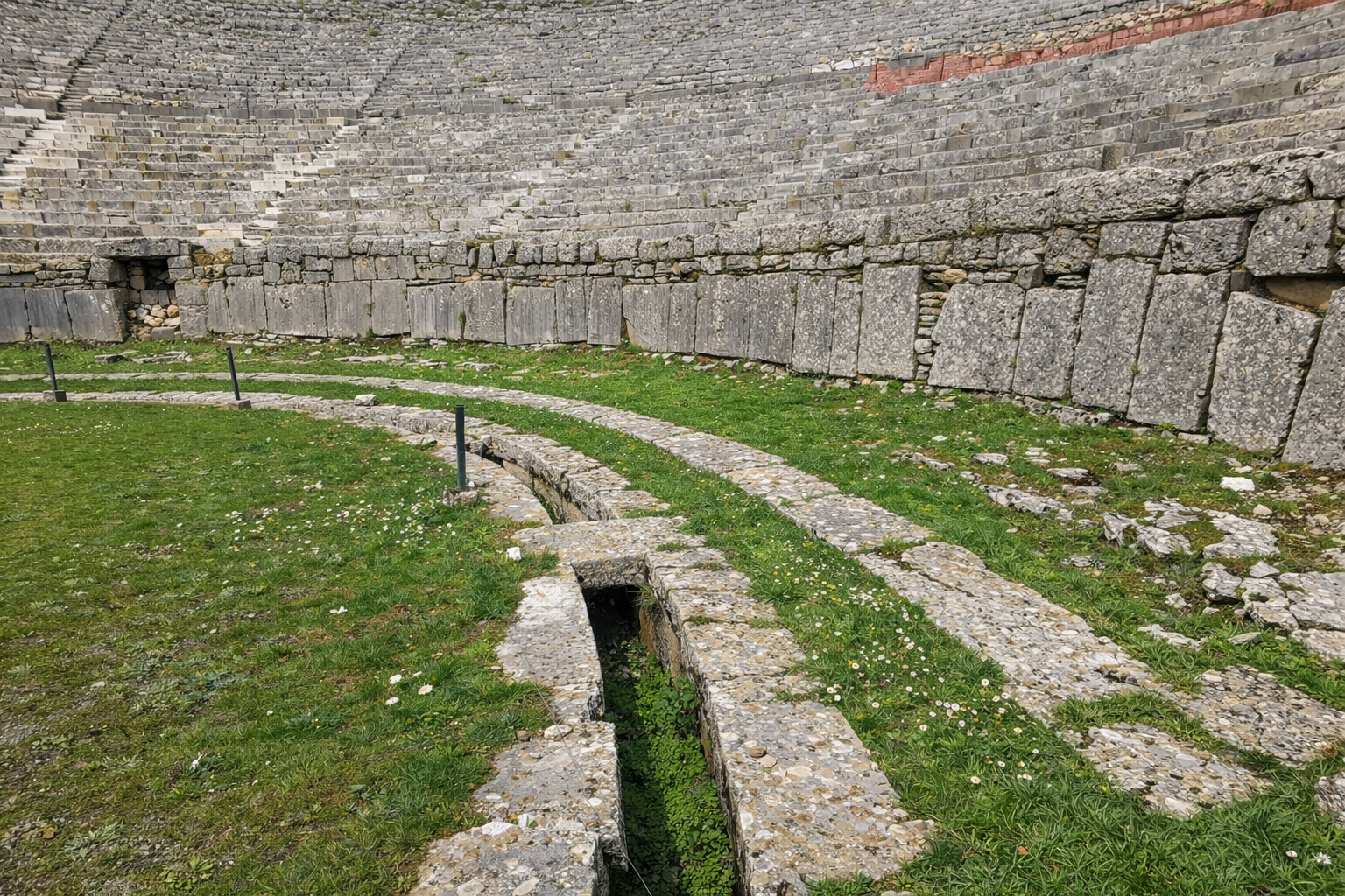 Grecia, l’Oracolo di Dodona parla ancora una volta: il fruscío della quercia sacra conquista i viaggiatori di oggi nell’Epiro di ieri