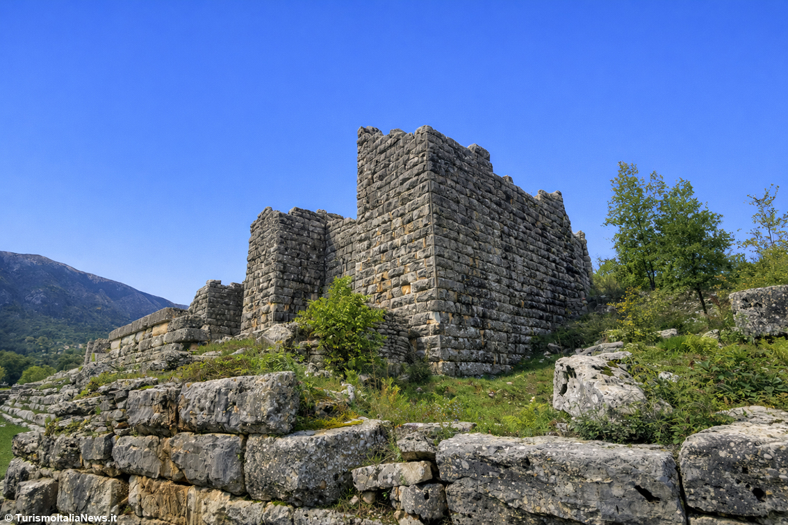 Grecia, l’Oracolo di Dodona parla ancora una volta: il fruscío della quercia sacra conquista i viaggiatori di oggi nell’Epiro di ieri