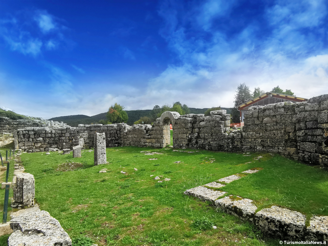 Grecia, l’Oracolo di Dodona parla ancora una volta: il fruscío della quercia sacra conquista i viaggiatori di oggi nell’Epiro di ieri