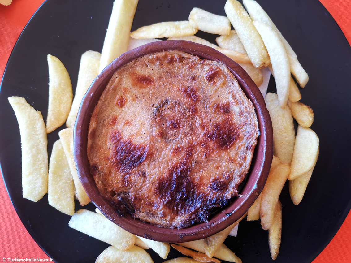 Moussaka, il capolavoro di Grecia che conquista il mondo a ogni forchettata: a tavola secoli di storia, contaminazioni culturali e tradizioni