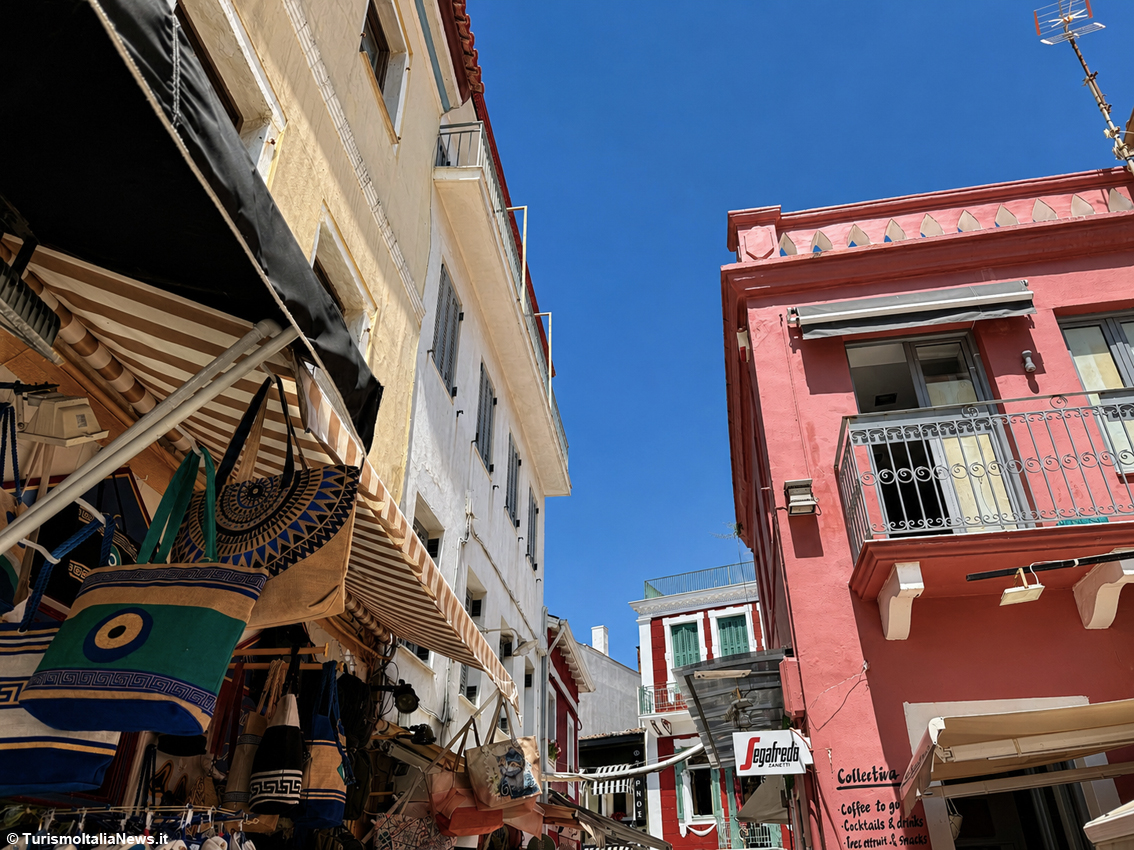 Parga, la sposa dell’Epiro che conquista al primo sguardo: storia, mare e paesaggio si fondono in un equilibrio sorprendente