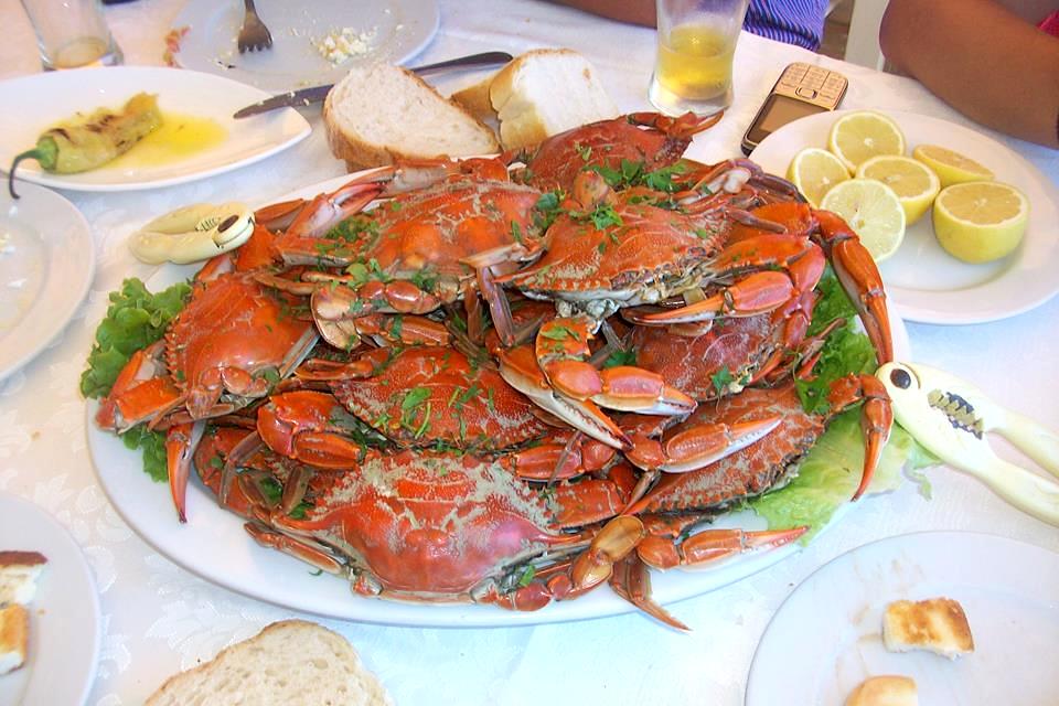 A tavola a Megali Ammos per scoprire tutta la tradizione enogastronomica di Ammouliani