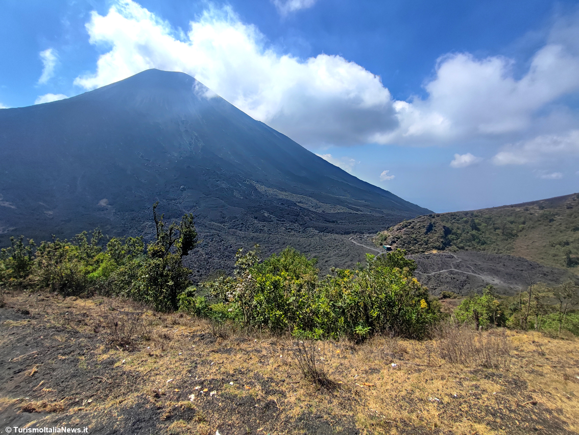 Guatemala, trekking sulle pendici del Vulcano Pacaya, scorci mozzafiato e pure pizza d’autore cotta tra la lava