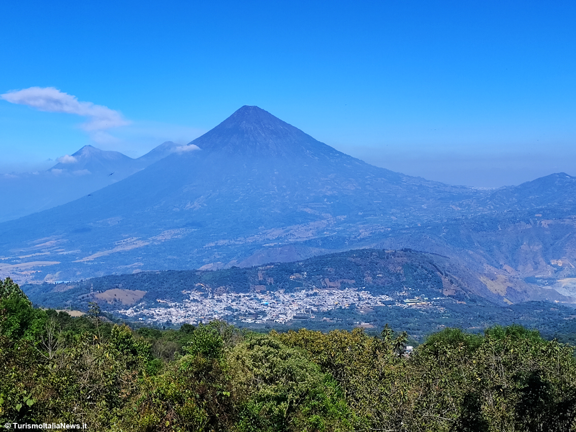 Guatemala, trekking sulle pendici del Vulcano Pacaya, scorci mozzafiato e pure pizza d’autore cotta tra la lava