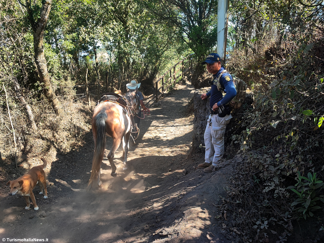 Guatemala, trekking sulle pendici del Vulcano Pacaya, scorci mozzafiato e pure pizza d’autore cotta tra la lava