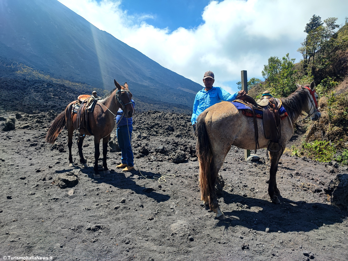 Guatemala, trekking sulle pendici del Vulcano Pacaya, scorci mozzafiato e pure pizza d’autore cotta tra la lava