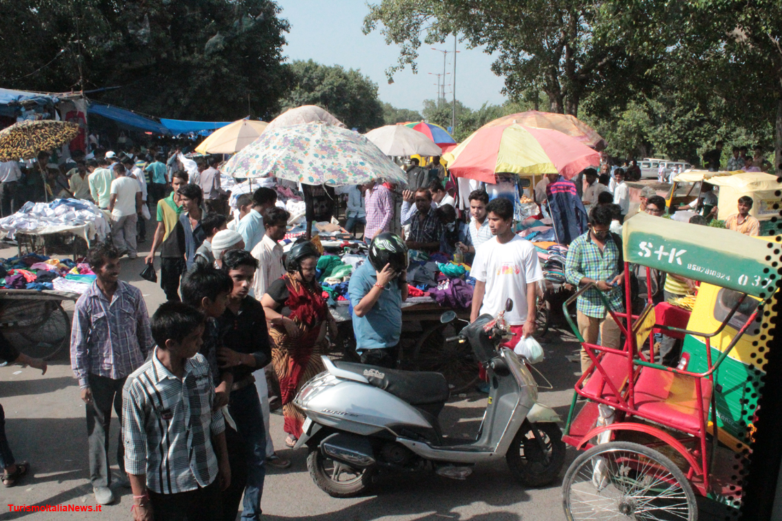 I colori e i frastuoni di uno dei tanti mercati di Delhi sono assolutamente da vivere