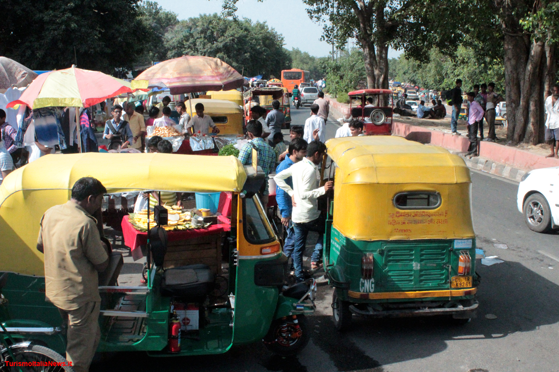 Un viaggio in tuk-tuk è un'autentica avventura nel traffico caotico di Delhi