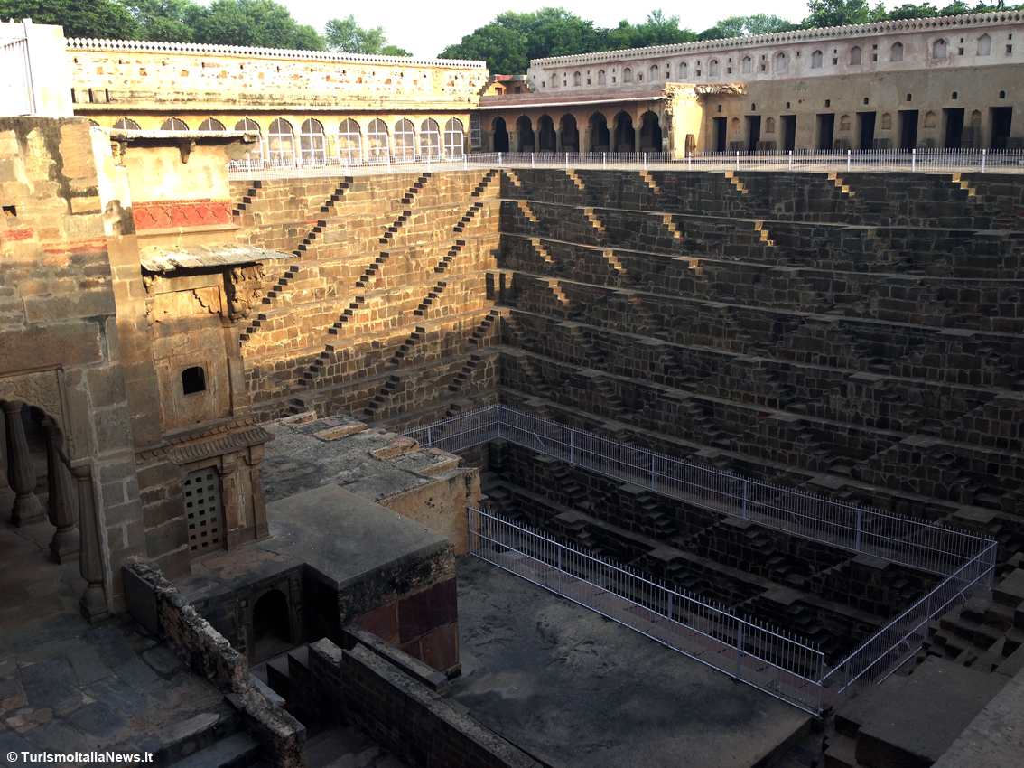 La leggenda racconta che l’hanno costruito gli spiriti in una sola notte: ecco Chand Baori, il pozzo con 3.500 gradini in India