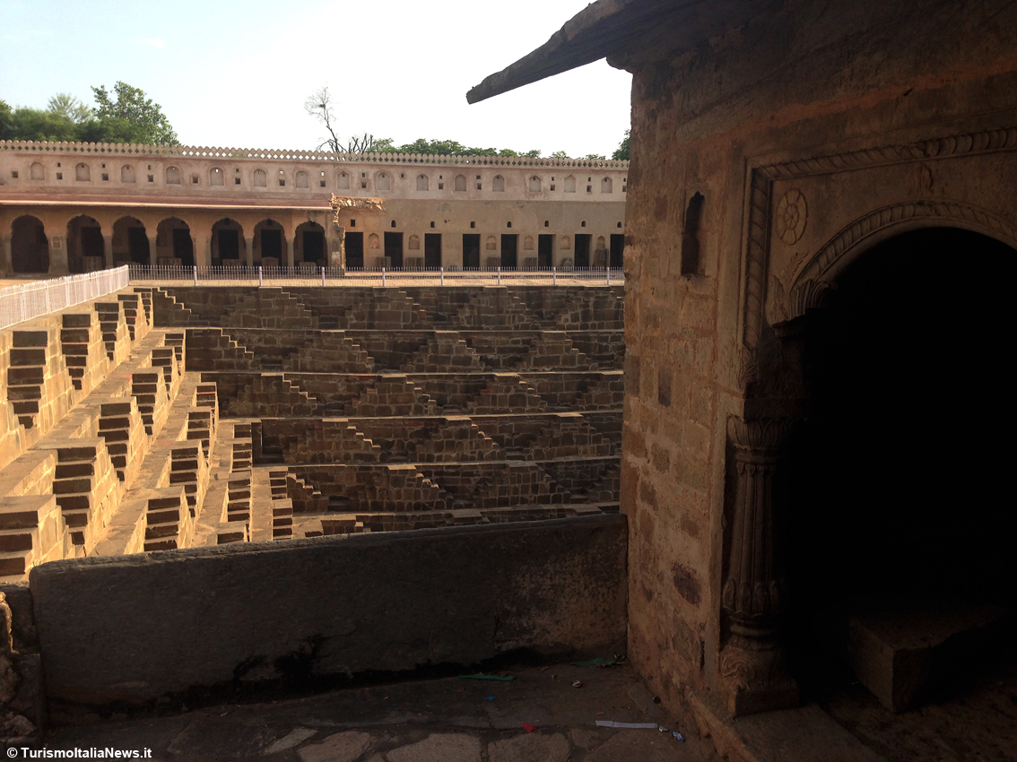 La leggenda racconta che l’hanno costruito gli spiriti in una sola notte: ecco Chand Baori, il pozzo con 3.500 gradini in India