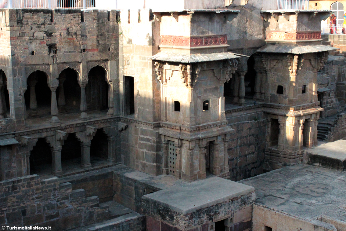 La leggenda racconta che l’hanno costruito gli spiriti in una sola notte: ecco Chand Baori, il pozzo con 3.500 gradini in India