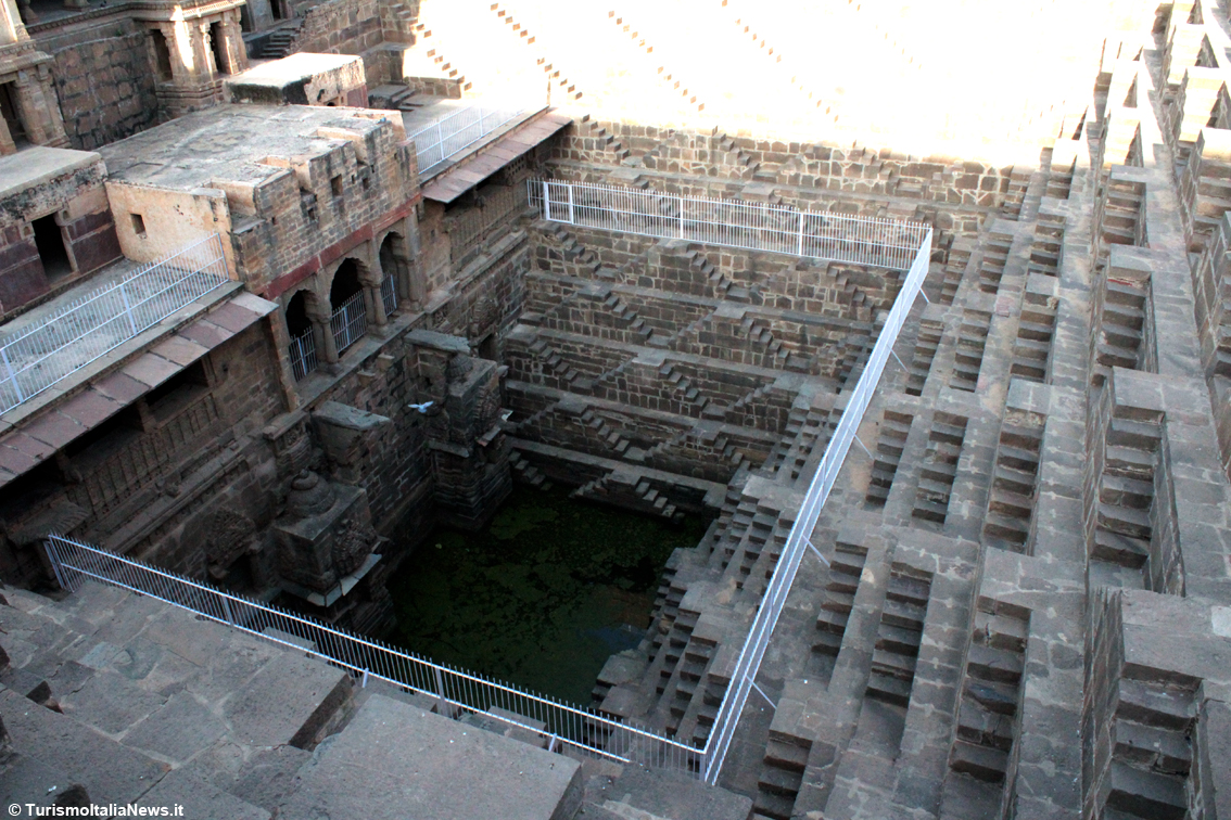 La leggenda racconta che l’hanno costruito gli spiriti in una sola notte: ecco Chand Baori, il pozzo con 3.500 gradini in India