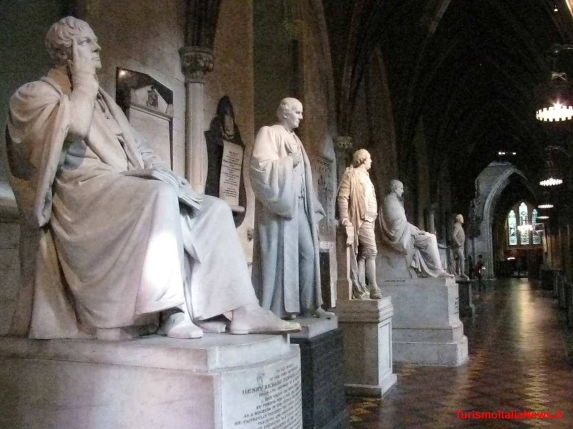 Dettaglio dei numerosi monumenti nella navata laterale sinistra della cattedrale di S.Patrick a Dublino (copyright TurismoItaliaNews.it)