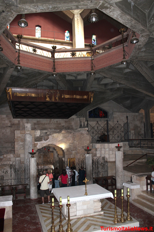 Nazareth, interno della Basilica dell'Annunciazione, che ricorda l'annuncio da parte dell'angelo Gabriele alla Vergine Maria della prossima nascita di Gesù. E' stata consacrata da Paolo VI nel 1964