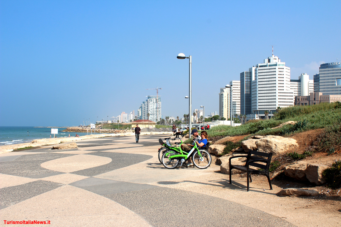 Il lungomare di Tel Aviv, il percorso conduce all'antichissima Jaffa