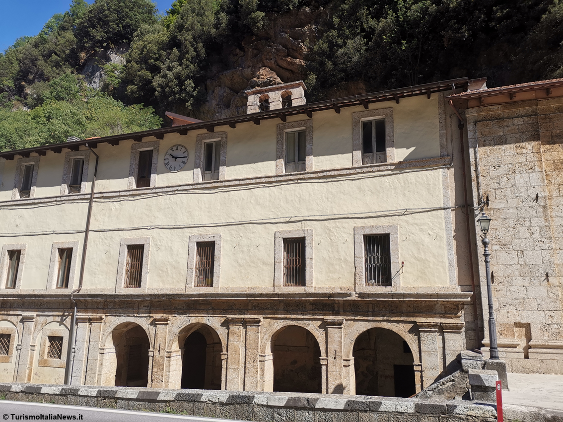 Lazio, lungo le Gole di Antrodoco il Santuario della Madonna delle Grotte racconta la devozione popolare con le sue architetture