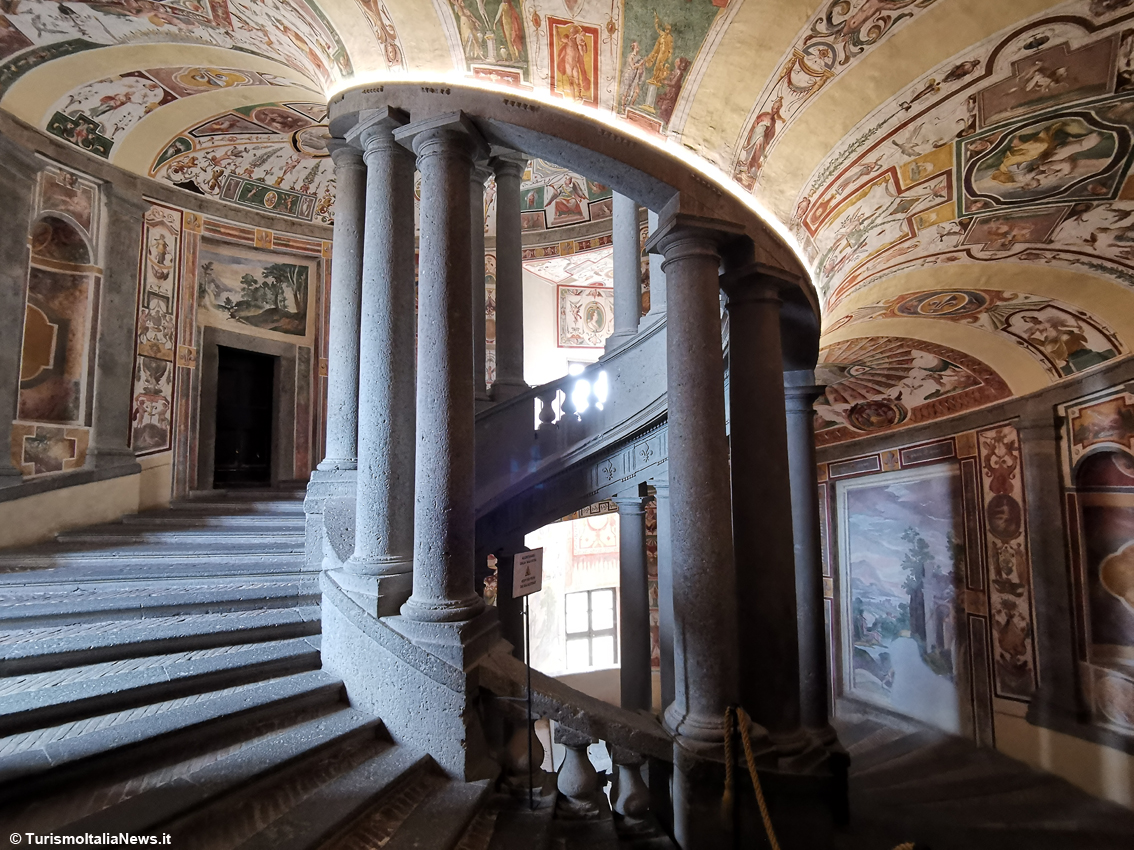 Caprarola, quello spettacolo di Palazzo Farnese è il capolavoro del Vignola: l’esaltazione della famiglia diventa un dono all’architettura