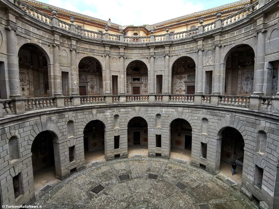 Caprarola, quello spettacolo di Palazzo Farnese è il capolavoro del Vignola: l’esaltazione della famiglia diventa un dono all’architettura