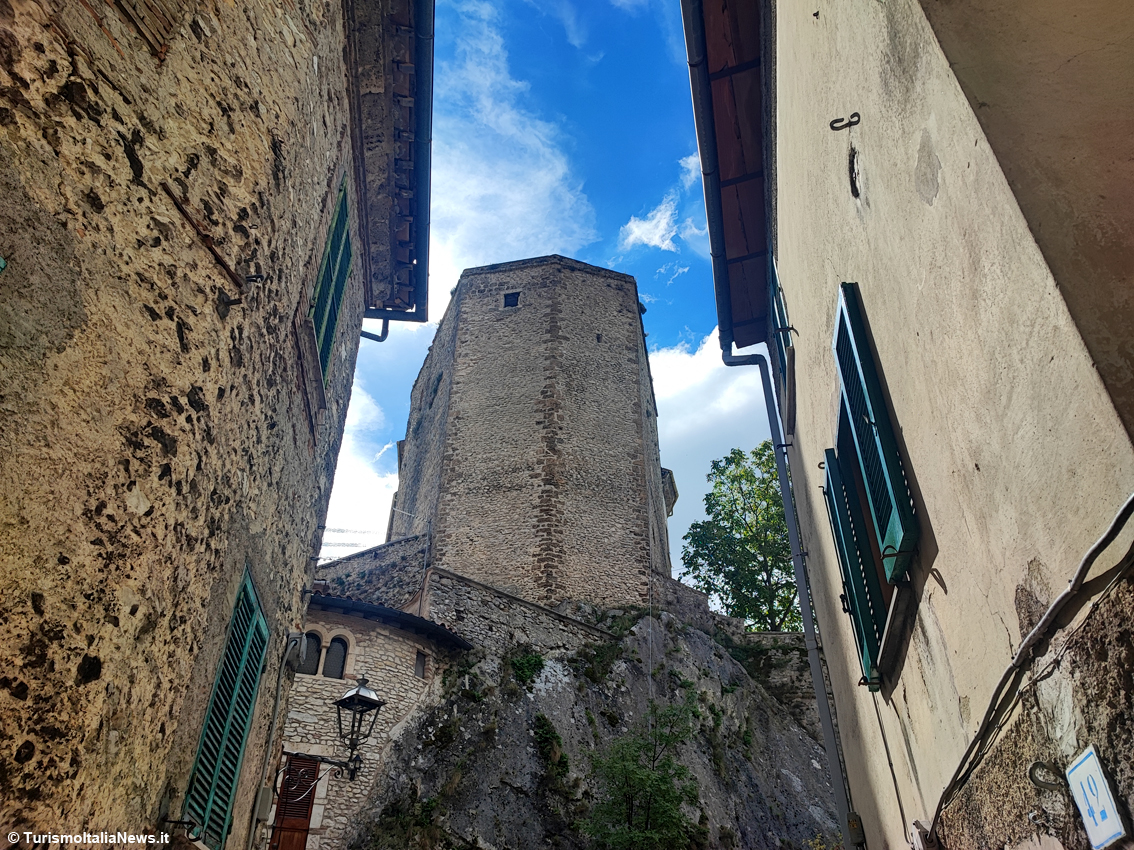 Castel di Tora, in provincia di Rieti ecco la gemma che domina il Lago del Turano: scenografia a quattro mani tra Uomo e Natura