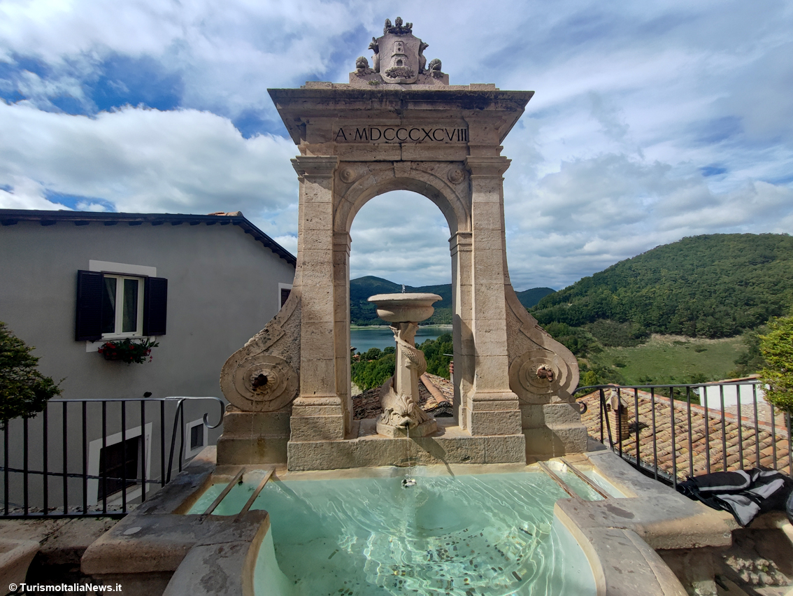 Castel di Tora, in provincia di Rieti ecco la gemma che domina il Lago del Turano: scenografia a quattro mani tra Uomo e Natura