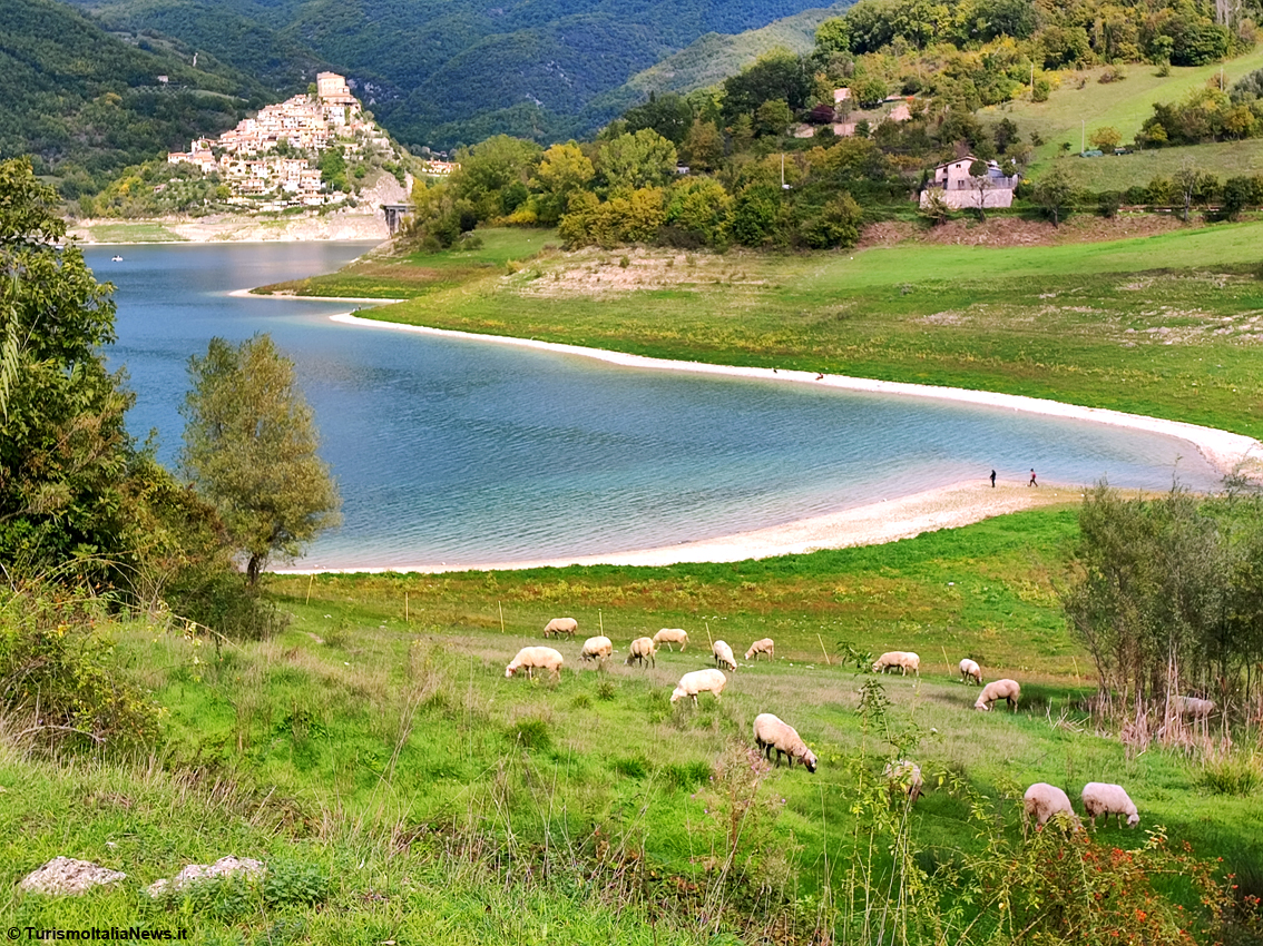 Castel di Tora, in provincia di Rieti ecco la gemma che domina il Lago del Turano: scenografia a quattro mani tra Uomo e Natura