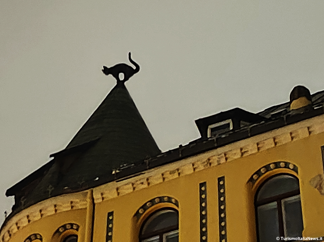 Riga, quei gatti sul tetto che “scotta”: la leggenda dei due micioni arrabbiati sulle torrette della Kaķu nams nella Capitale lettone