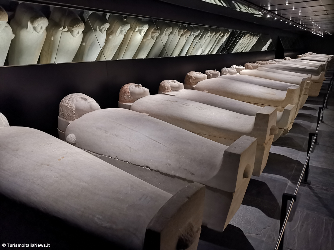 Il sarcofago di Ahiram, re dell'antica città fenicia di Byblos