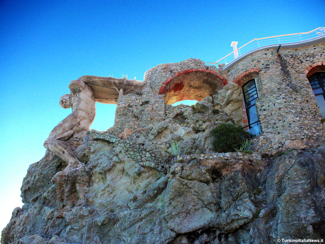 Il Nettuno nella roccia delle Cinque Terre: concluso dopo 4 anni il restauro del gigante di Monterosso