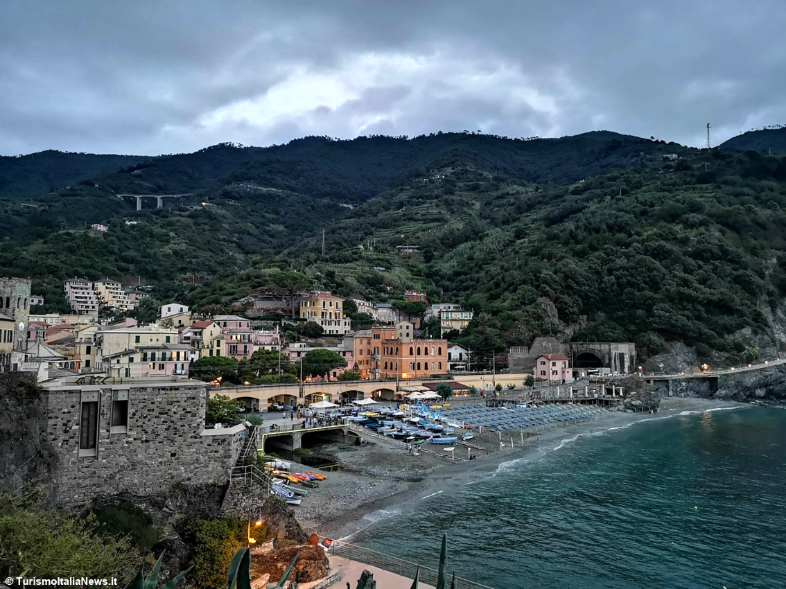 Il Nettuno nella roccia delle Cinque Terre: concluso dopo 4 anni il restauro del gigante di Monterosso
