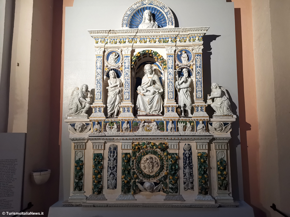 Sulle tracce dei Della Robbia nell’antica Rocca Contrada: Arcevia scrigno dei gioielli in ceramica invetriata