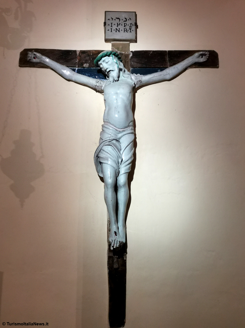Arcevia: il Crocifisso in terracotta invetriata risalente al 1520 circa