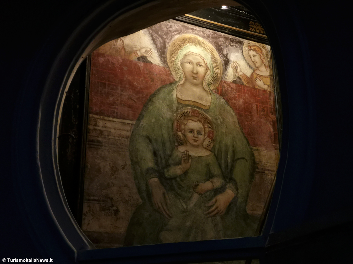 La Madonna con Bambino e angeli di scuola umbro-marchigiana