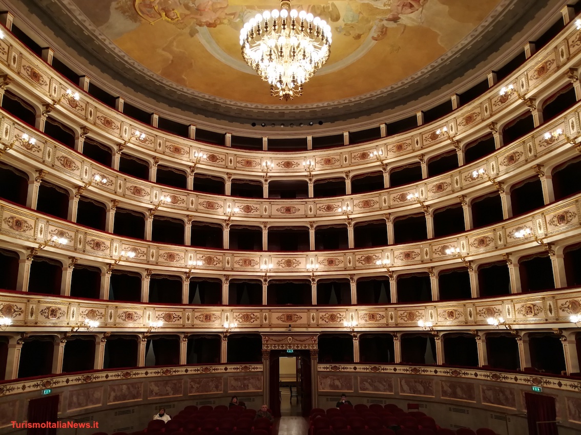 https://www.turismoitalianews.it/images/stories/marche/Fermo_TeatroDellAquila01.jpg