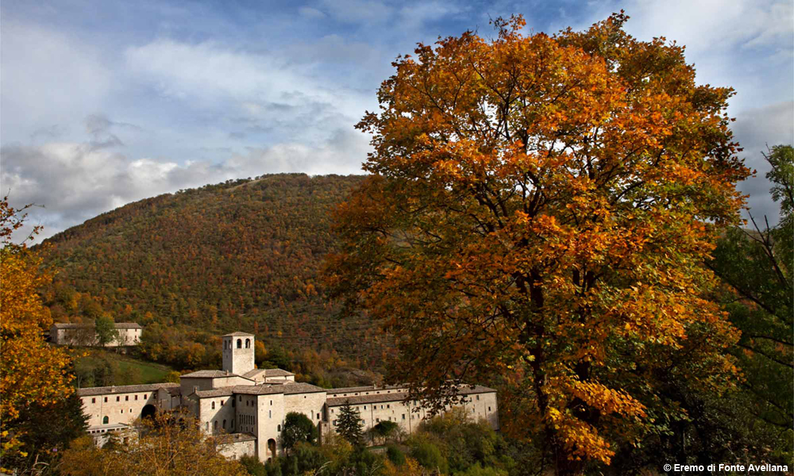 Fonte Avellana: in mezzo all’Appennino umbro-marchigiano una gemma che parla di fede, misticismo e architetture umane