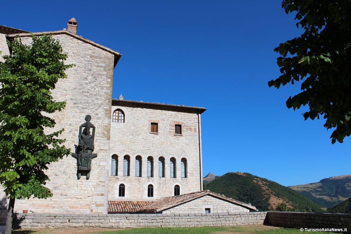 Fonte Avellana: in mezzo all’Appennino umbro-marchigiano una gemma che parla di fede, misticismo e architetture umane