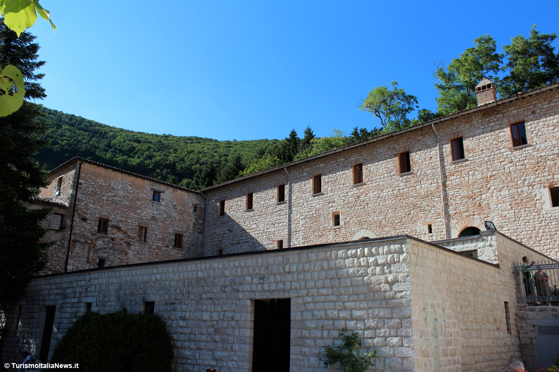 Fonte Avellana: in mezzo all’Appennino umbro-marchigiano una gemma che parla di fede, misticismo e architetture umane