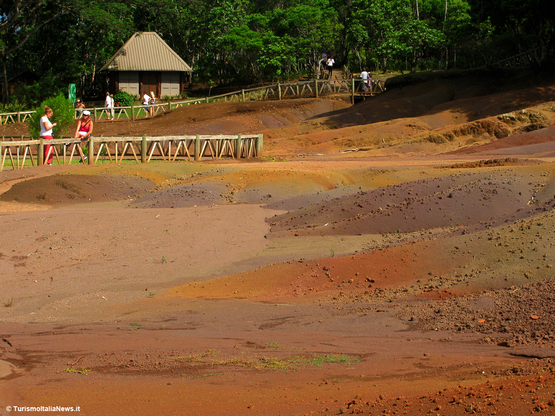 La Terra dei 7 colori: a Mauritius l'unicità e la naturalezza delle dune a strisce è un'attrazione mondiale