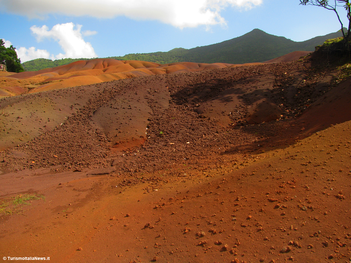 La Terra dei 7 colori: a Mauritius l'unicità e la naturalezza delle dune a strisce è un'attrazione mondiale