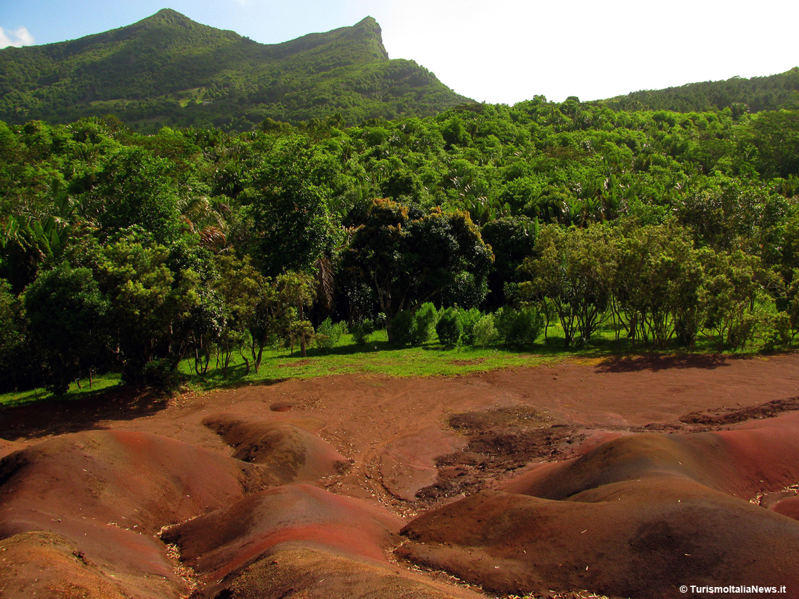 La Terra dei 7 colori: a Mauritius l'unicità e la naturalezza delle dune a strisce è un'attrazione mondiale