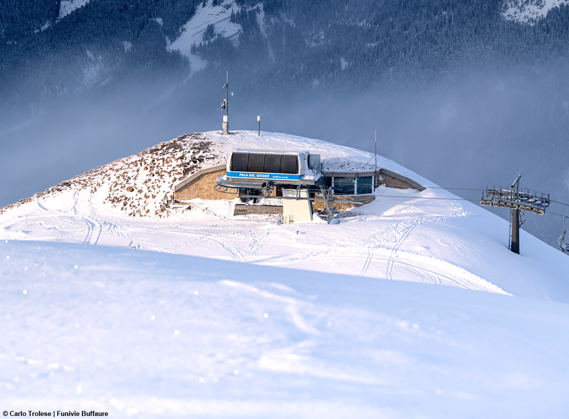 Val di Fassa: nella skiarea del Buffaure si scia con la Bregostana, la mitica figura delle leggende ladine
