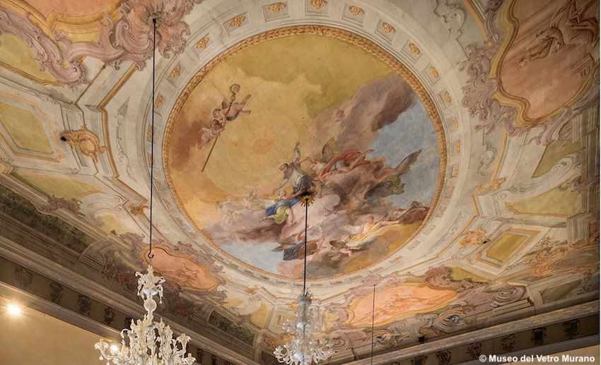 Il soffitto del salone al primo piano nobile di Palazzo Giustinian è stato affrescato da Francesco Zugno (1709-1787) con il "Trionfo di San Lorenzo Giustiniani", antenato della famiglia e primo patriarca di Venezia. I motivi architettonici (quadrature) sono invece opera di Francesco Zanchi (1734-1772)