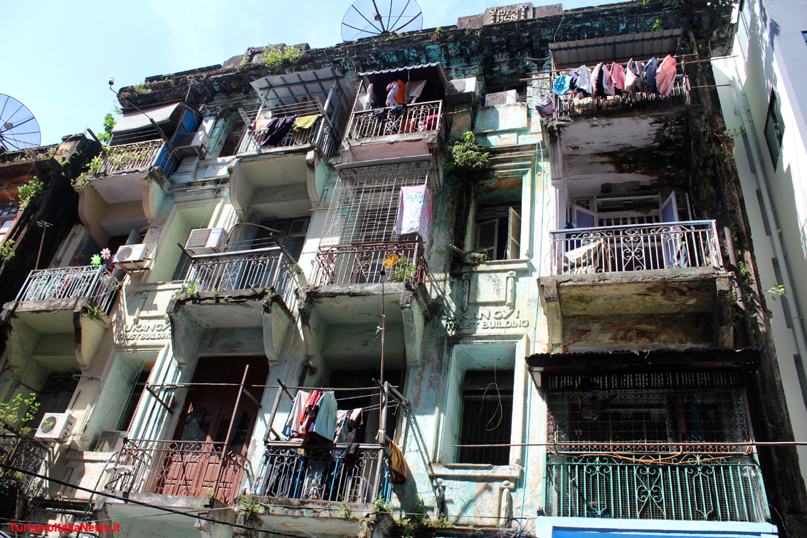 Yangon, col naso all’insù in cerca delle architetture coloniali della vecchia capitale della Birmania