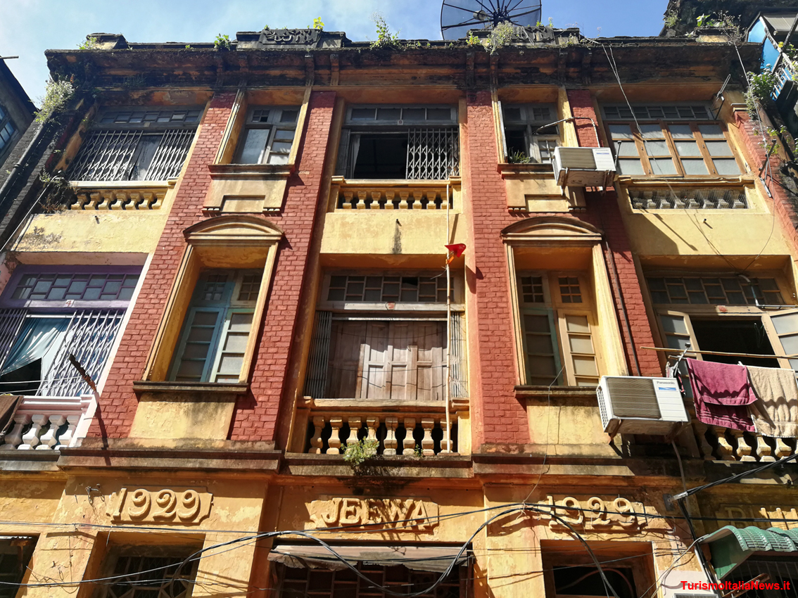 Yangon, col naso all’insù in cerca delle architetture coloniali della vecchia capitale della Birmania