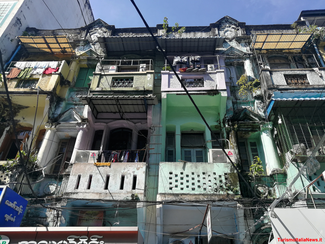 Yangon, col naso all’insù in cerca delle architetture coloniali della vecchia capitale della Birmania