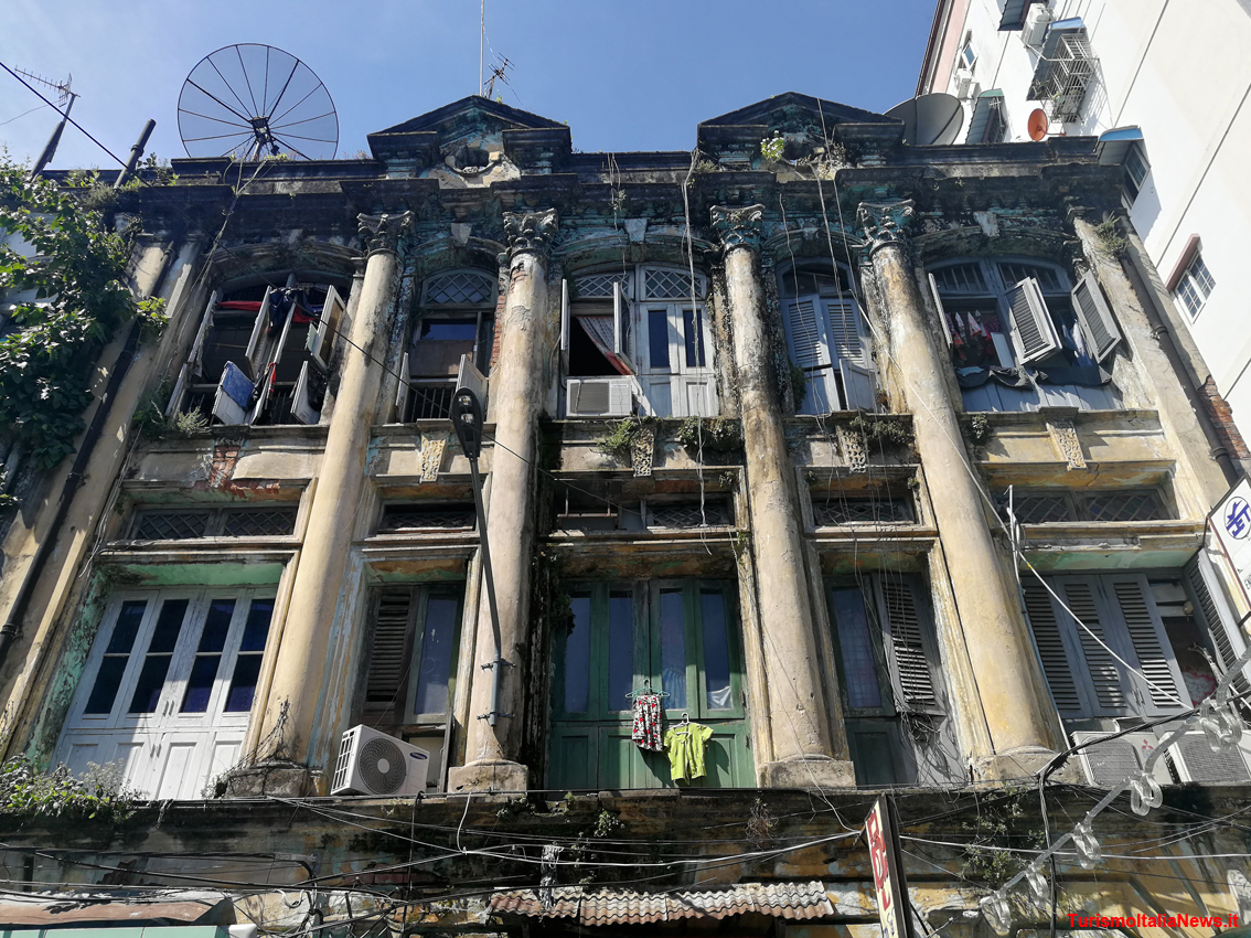 Yangon, col naso all’insù in cerca delle architetture coloniali della vecchia capitale della Birmania