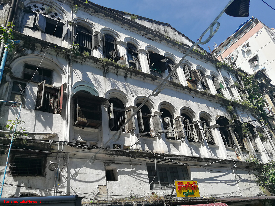 Yangon, col naso all’insù in cerca delle architetture coloniali della vecchia capitale della Birmania