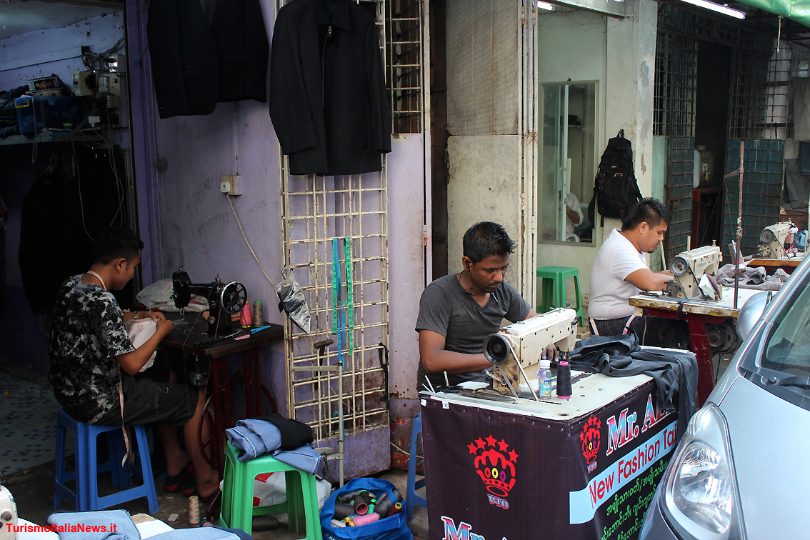 Yangon, col naso all’insù in cerca delle architetture coloniali della vecchia capitale della Birmania