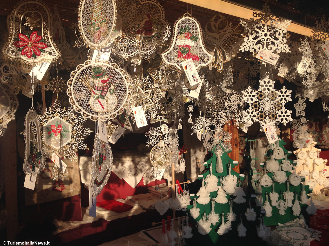 La magia del Natale illumina Lugano: centro storico addobbato, tradizionali mercatini e pista di pattinaggio